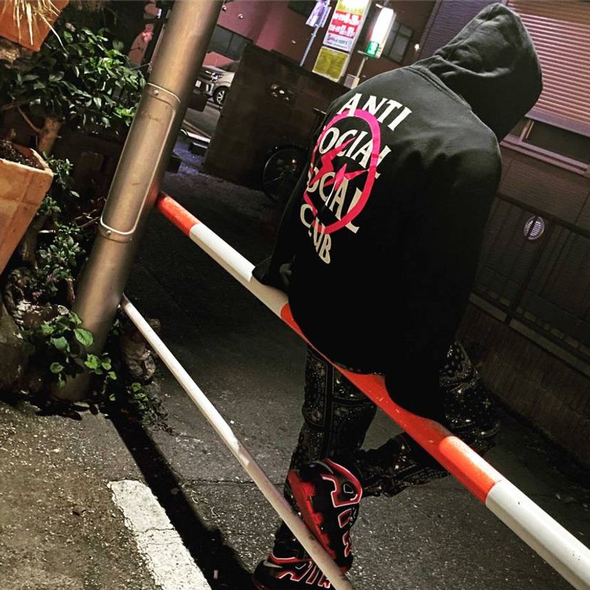 フーディーのカラーとスニーカーのカラー合わせてコーデしてみました!今モアテン履い