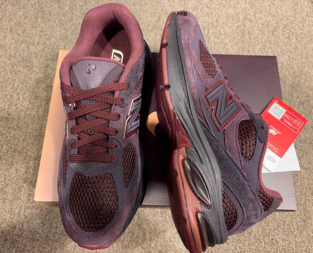 渋すぎかっこよ。ベルベットのシューレースも面白いし交換楽しみ。オリボックスも高級