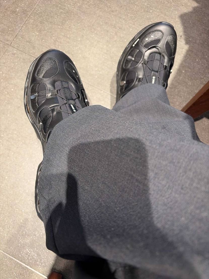 スラックスからデニムやらなんやら基本なんでも合うし本当に使いやすいし、靴単体で見