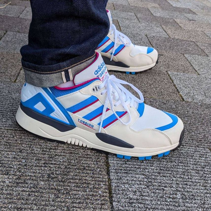 履いた!
デザイン背景がアツい一足。
失われたもう一つの90s...まさにレトロ