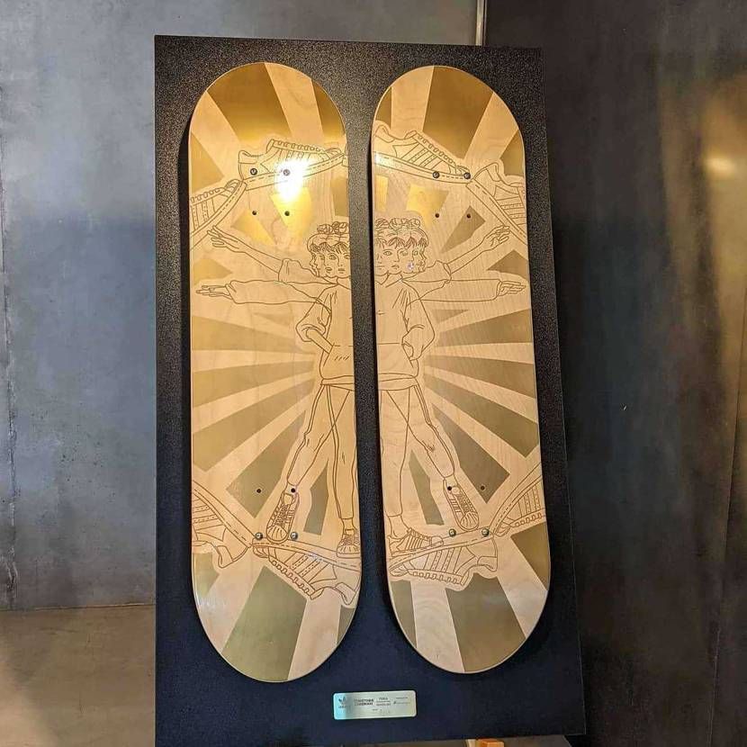 金巻芳俊さんの作品、原宿で見てきた！
デッキかっこよすぎる…！
これ買えたのか…