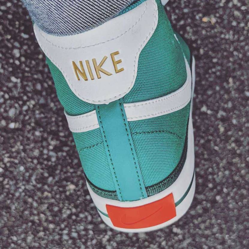 今日はNIKE COURT LEGACY CANVAS MI