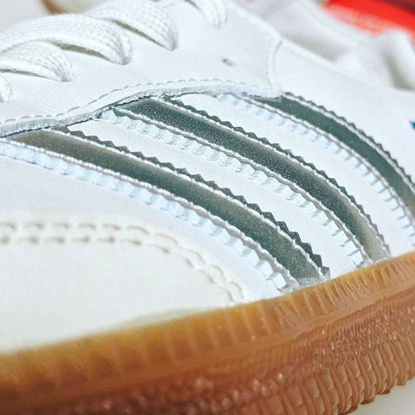 完璧なCWと素材使いに一目惚れ！
テニスシューズみたいなCW