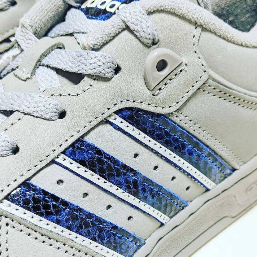 Ewingの母校GEORGETOWNカラーで、33の刺繍入り