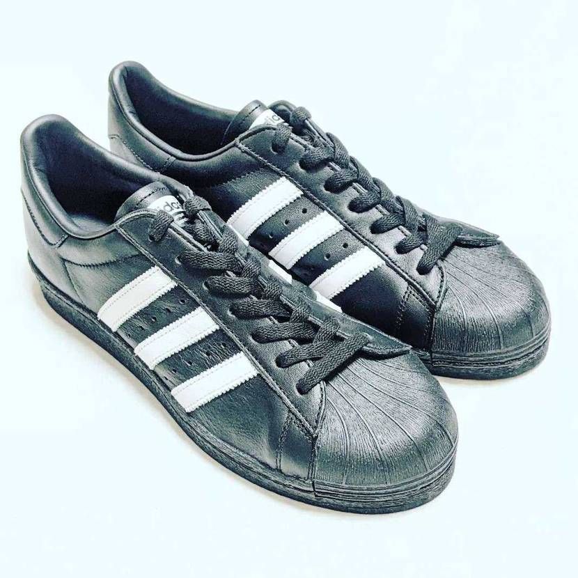 れびゅ

SUPERSTAR 82

ブラックベースにストライプとロゴの