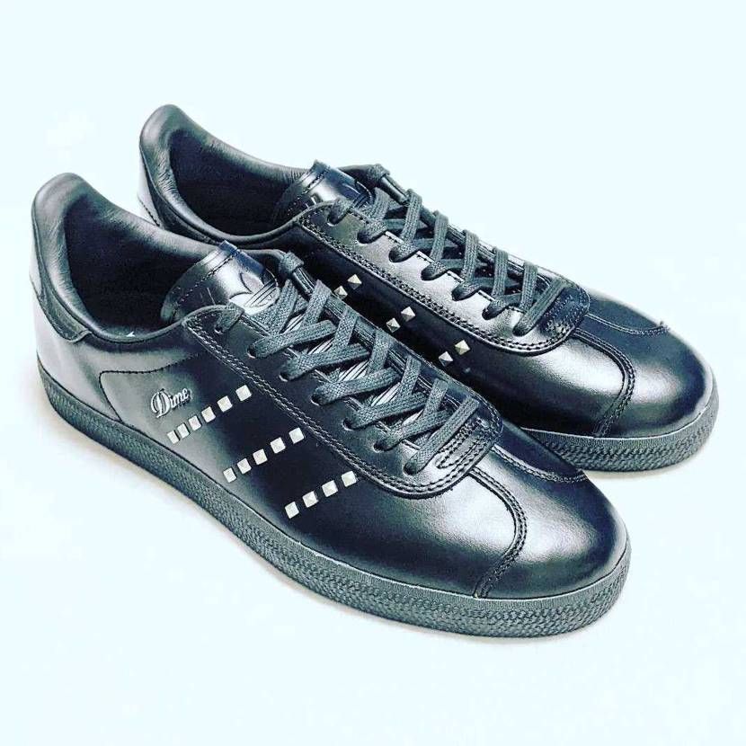 れびゅ

Dime GAZELLE ADV

オールブラックレザーにスタ