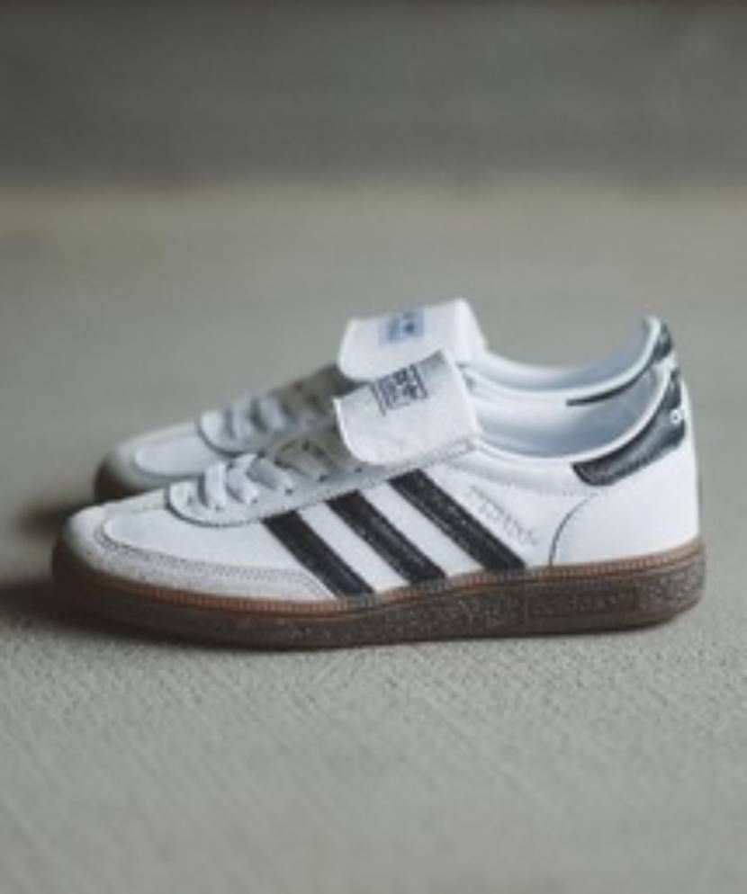 初adidasスニーカー何がいいと思いますか？
