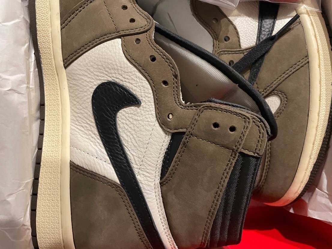 このBOXあり得ますか？タグ下中央の穴がないです。
スニー