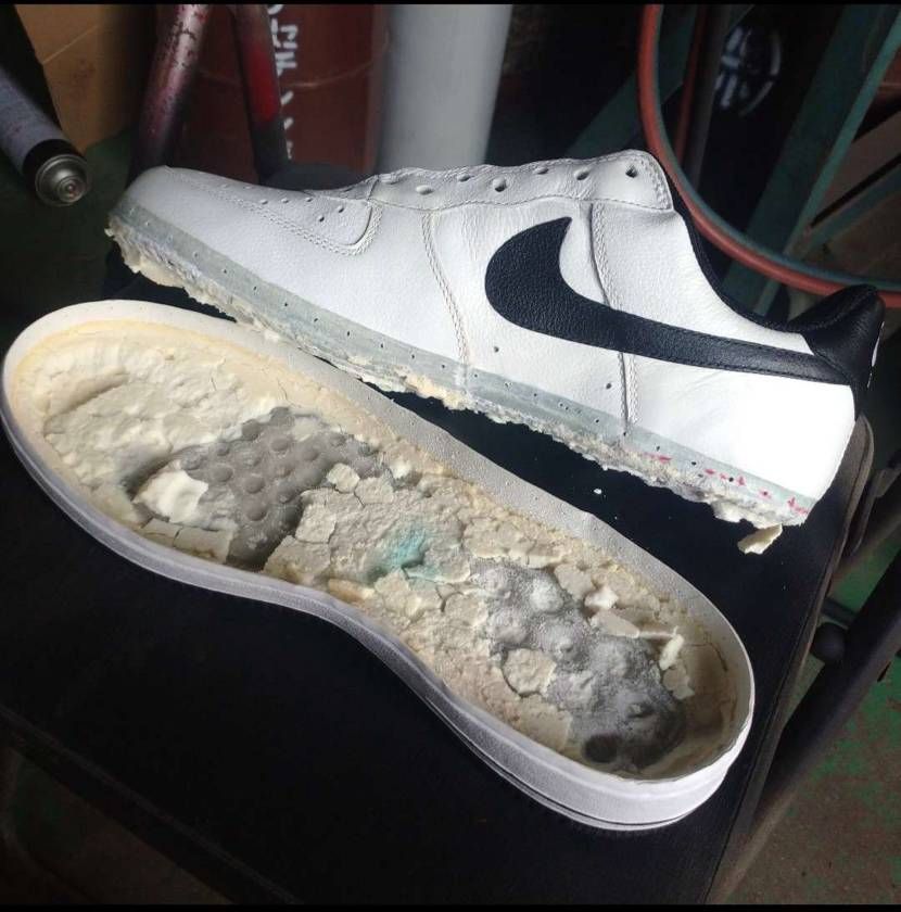 こんちわ。
皆さんは、初めて自分で稼いだお金で購入したスニ