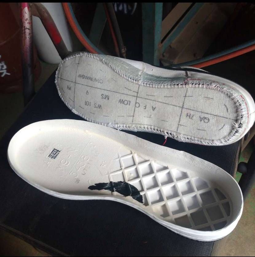 こんちわ。
皆さんは、初めて自分で稼いだお金で購入したスニ