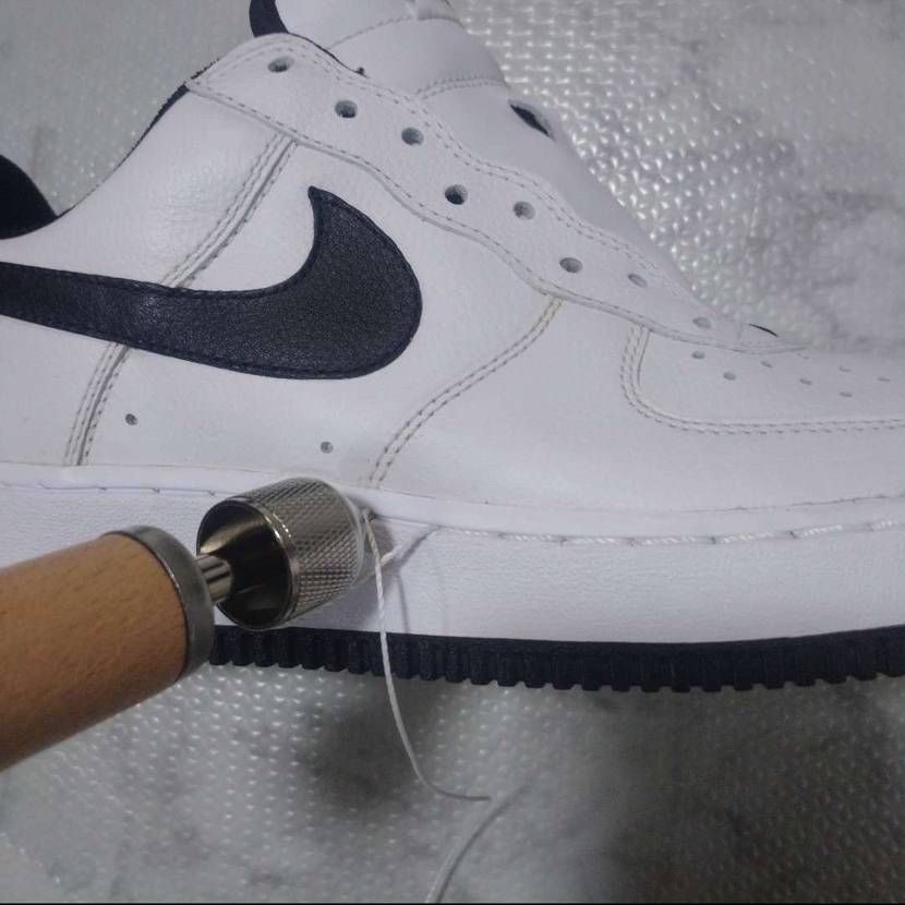 こんちわ。
皆さんは、初めて自分で稼いだお金で購入したスニ