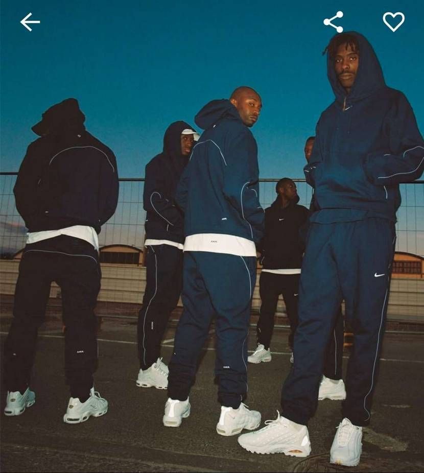 一番右の人エアテラ履いてる？
前ドレイクが履いてたやつかな。
欲しい