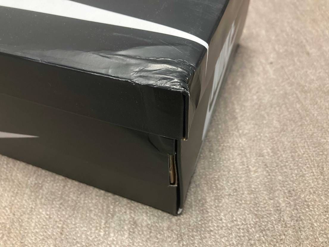 snkrs到着分、開けたらこの状態です。ナイキダンボールは無傷なので、この状態で