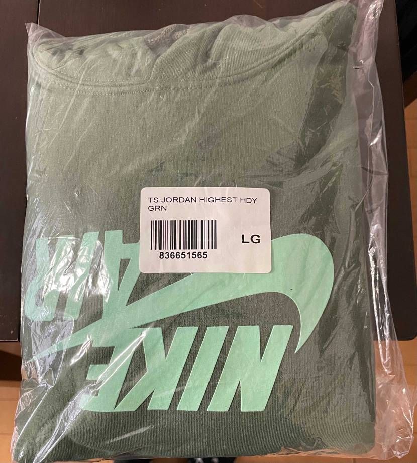 初投稿です。欲しいスニーカーがあり、新品未開封のパーカーを出品したのですが、着用