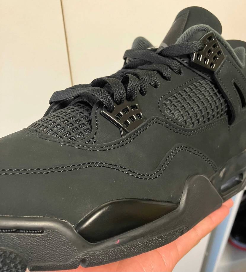 念願のエアジョーダン4のBLACKCATなんですが、ミッドソールのピンクのインク