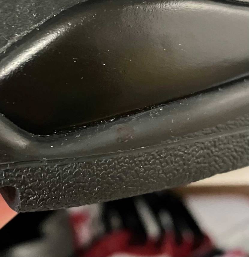 念願のエアジョーダン4のBLACKCATなんですが、ミッドソ