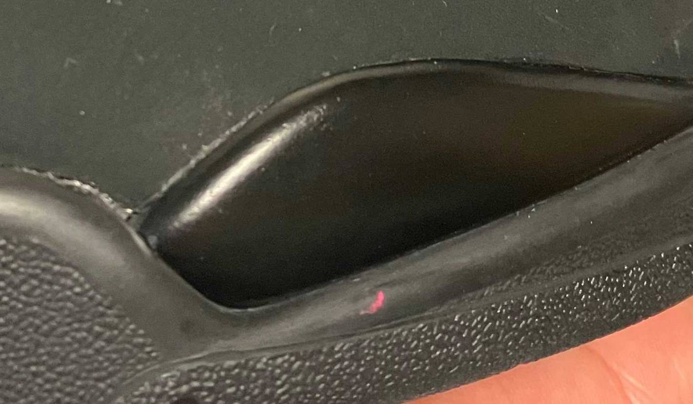 以前BLACKCATのミッドソールにピンクのインクみたいなのが付いててガン萎えし