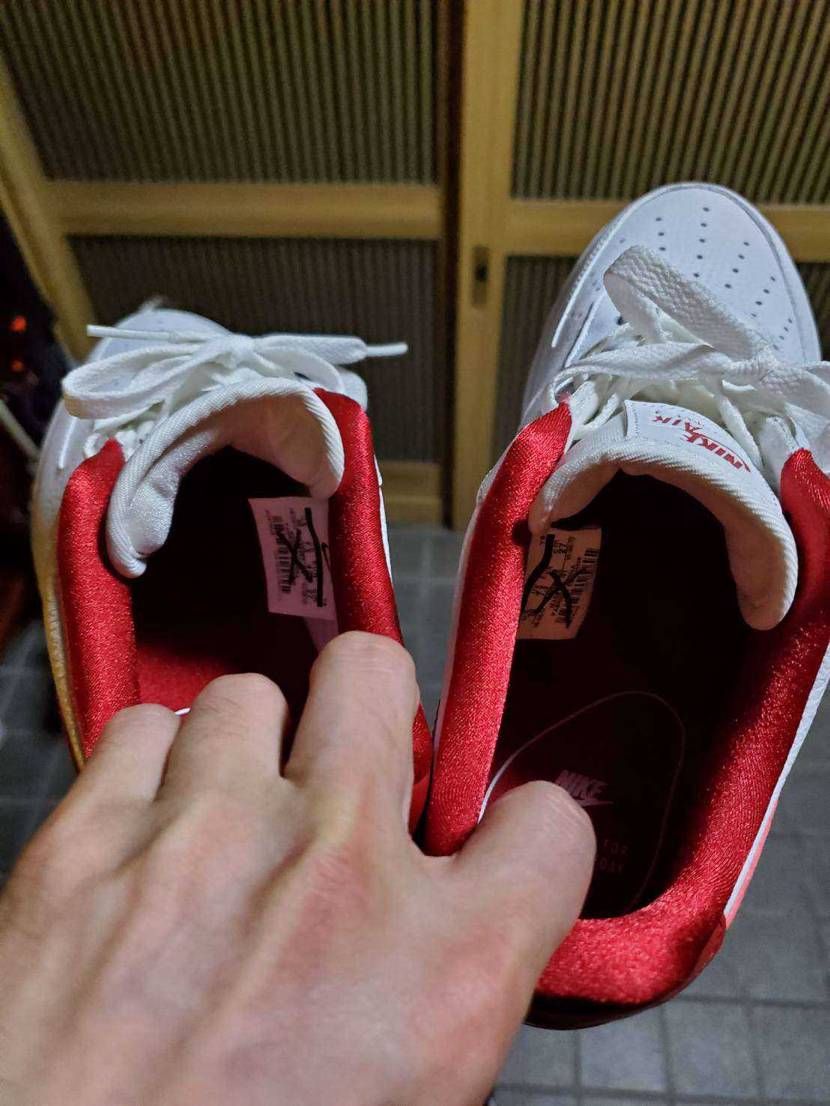 エアフォースワンをフリマサイトで購入したのですがスニーカー内側のタグにバツが書か