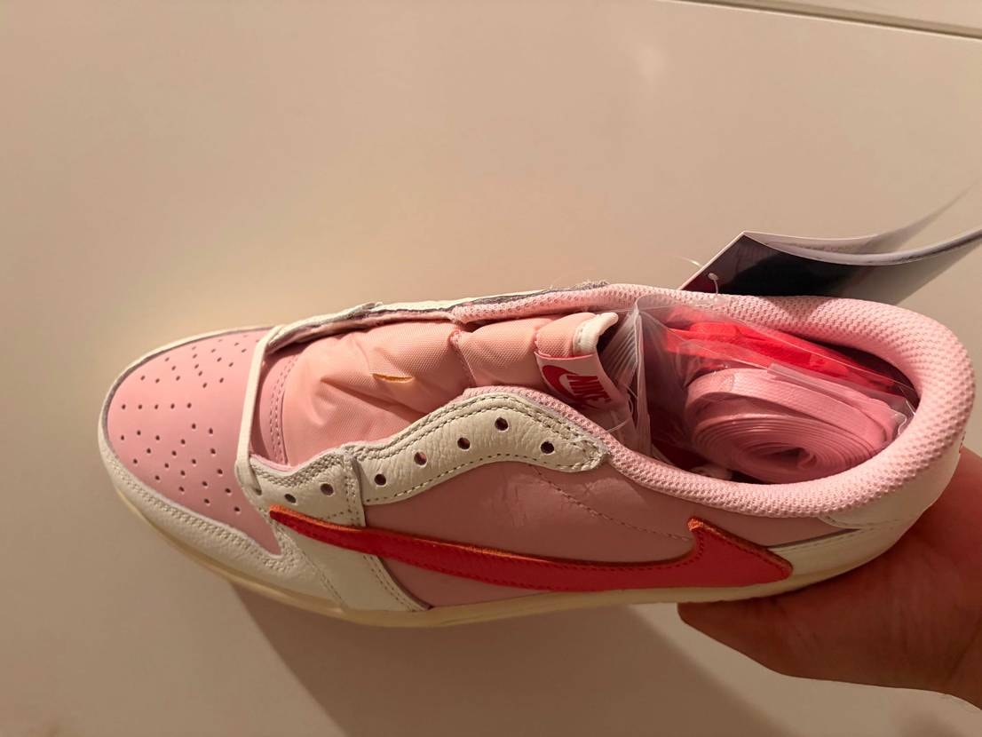 今日ナイキから届いたけど、潰れてるわ、ひび割れしてるわで最悪