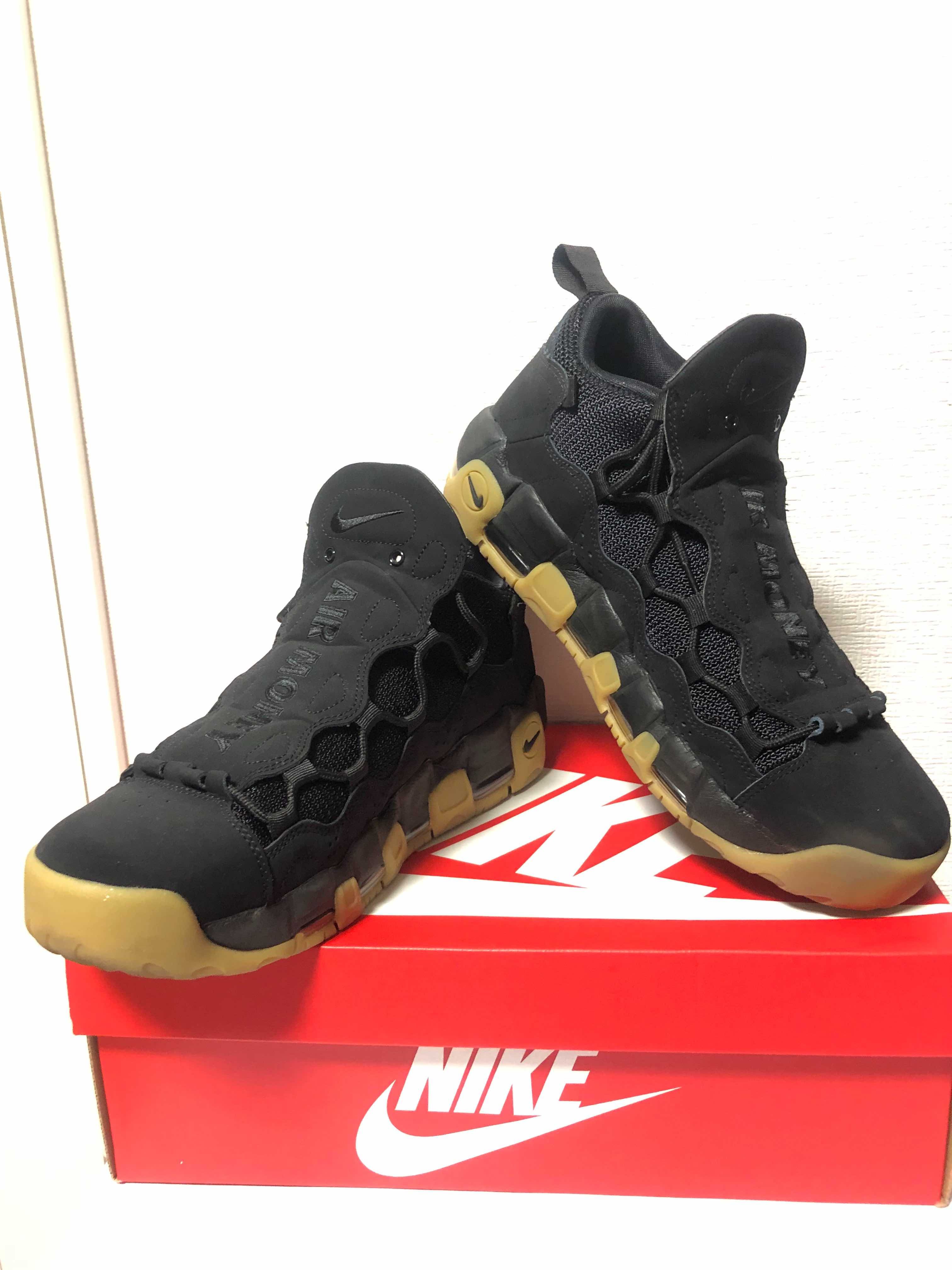 次は、モアマネブラックにちょっと派手なライトブルーにしてみま