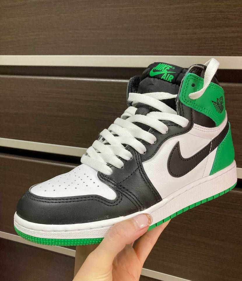 シューレース替えたりして、一日が終わりました💗‎🤍🖤
あれ