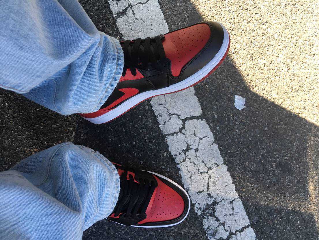 エアジョーダン1mid ブレッド
カッコいいです✨
初おろしで洗車したらもう