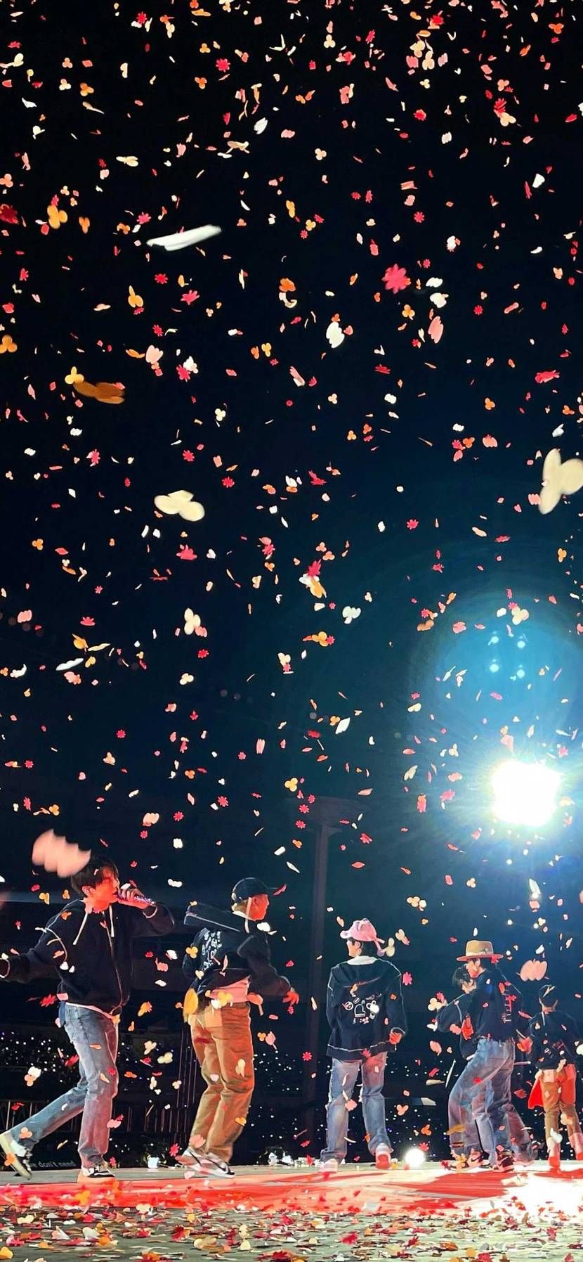 このbtsの人達が履いてるスニーカーわかる方いらっしゃったら教えて下さい。