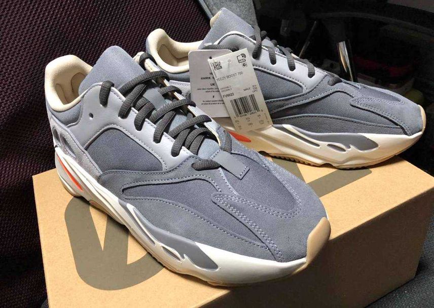 YeezySupplyより700 Magnet到着しました。
色合い期待通りで