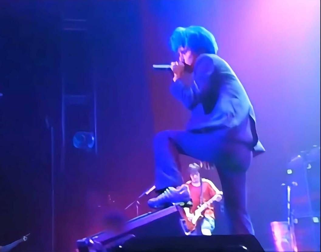 黒夢聴いてたら1996年のLIVE映像みててふと。
清春がエアマックス95イエ
