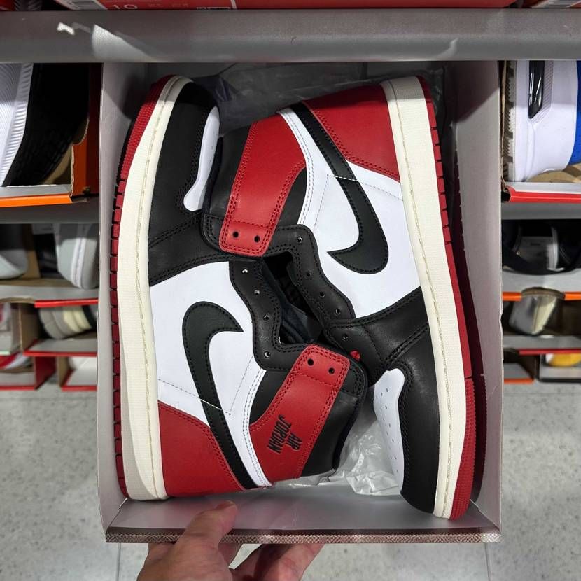 #AJ1
アウトレットに今日入荷してきたらしい。
息子と