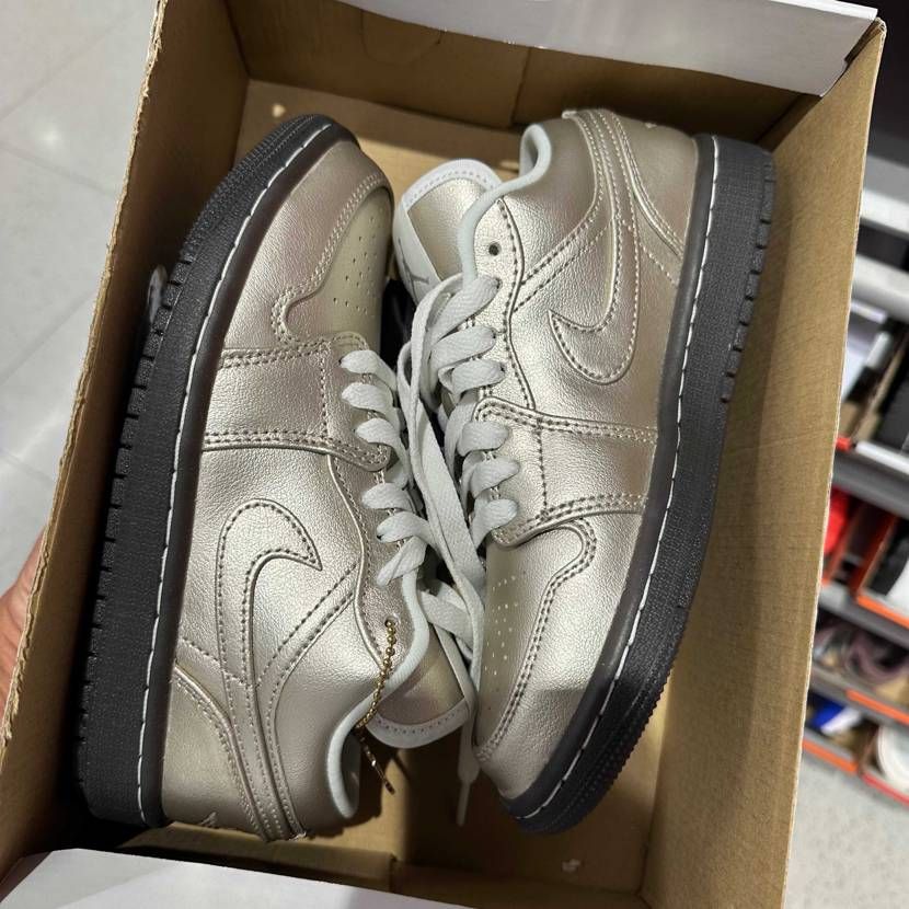 #AJ1
アウトレットに今日入荷してきたらしい。
息子と