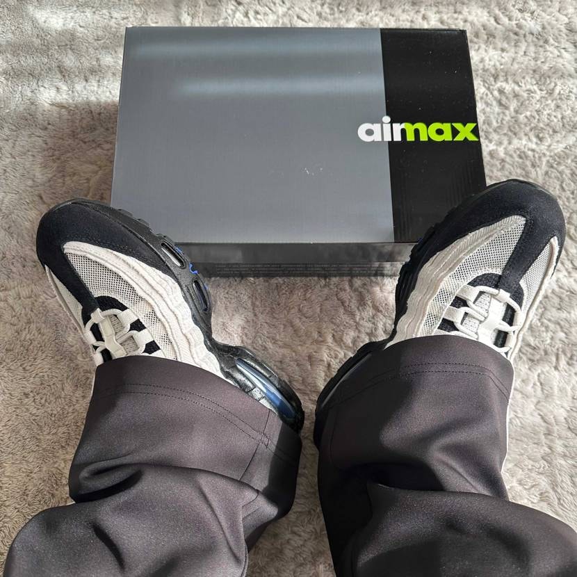 エアマックス95アトリエ
これカッコよすぎてヤバいです✨
履き心地は少し硬め