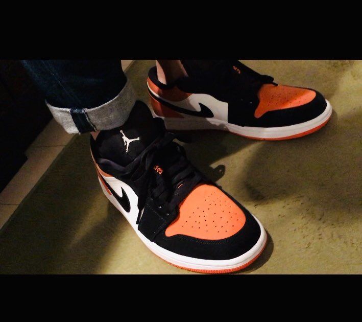 昨日仕事から帰ったら
StockXで頼んでたAJ1lowシ