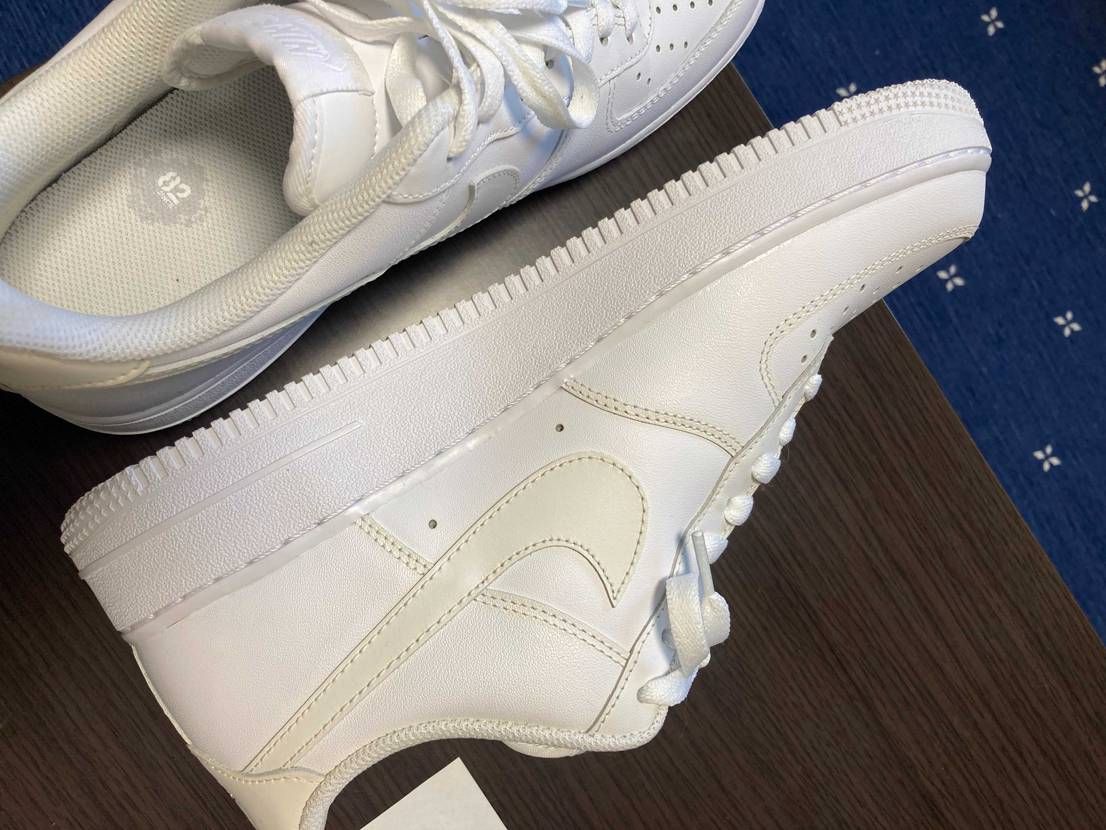 買ってから履いてなかったAF1、箱に入れっぱなしだった為かアッパーが黄ばんでしま