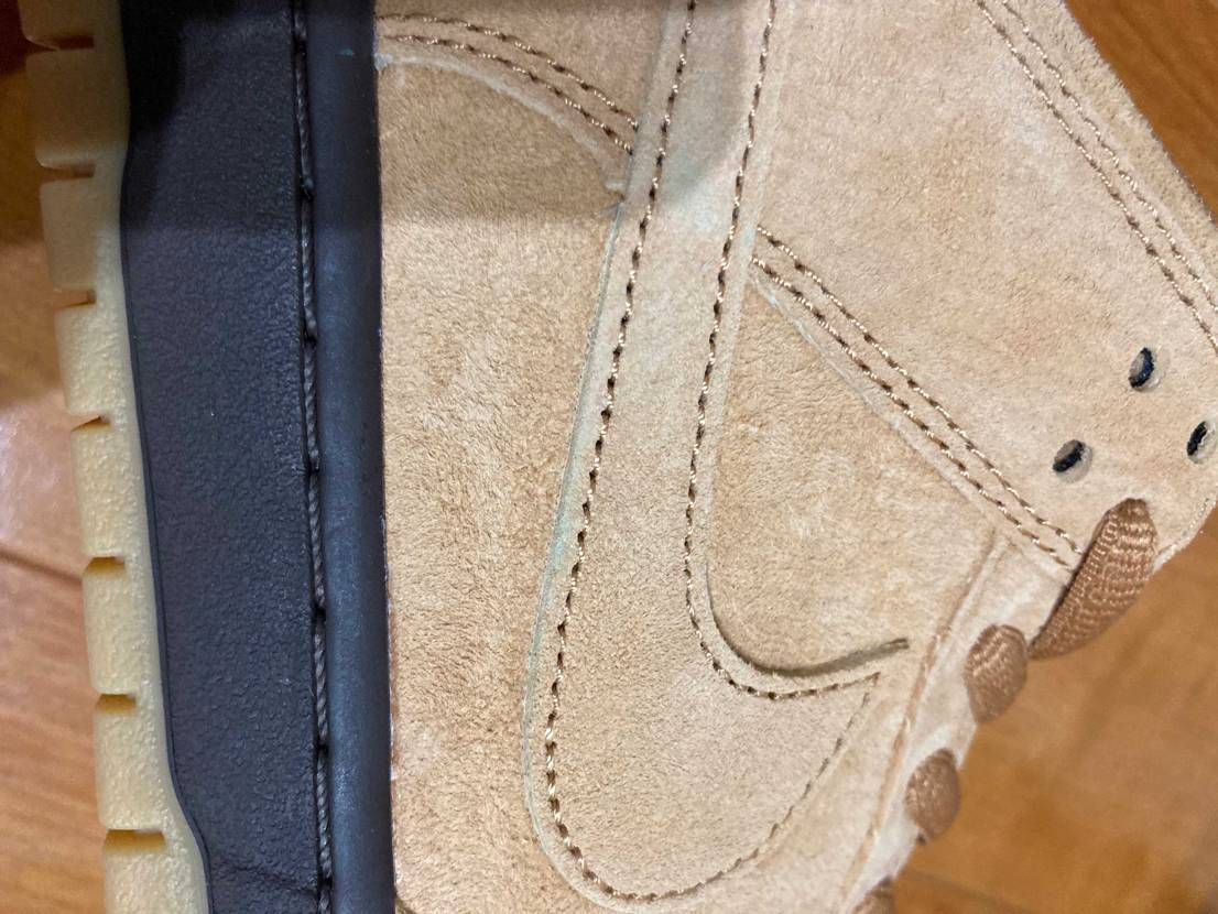 せっかくsnkrsで買えたウィートなのにつま先潰れてた💦
あと部分的に青くなっ