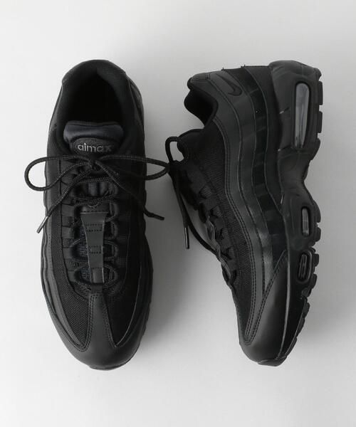 真っ黒のスニーカー欲しいと思ってるのですが、何かオススメあったら教えてください。