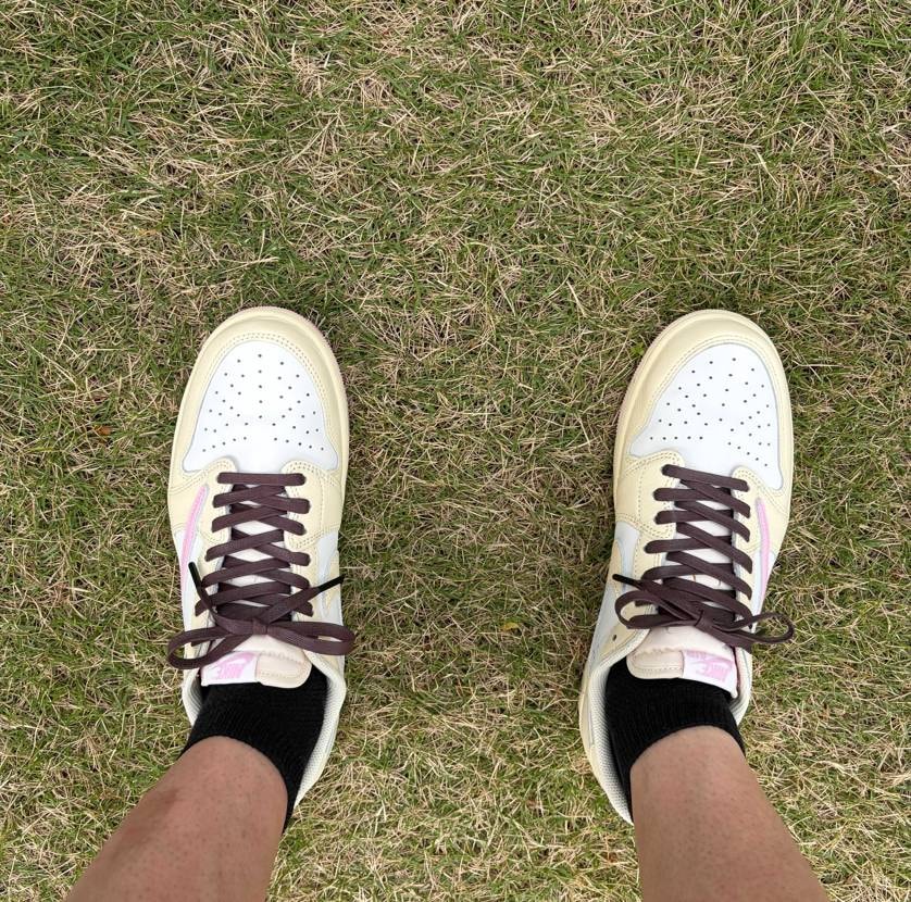 紐はワックスシューレースのダークブラウンにしました。
付属のシューレースより濃