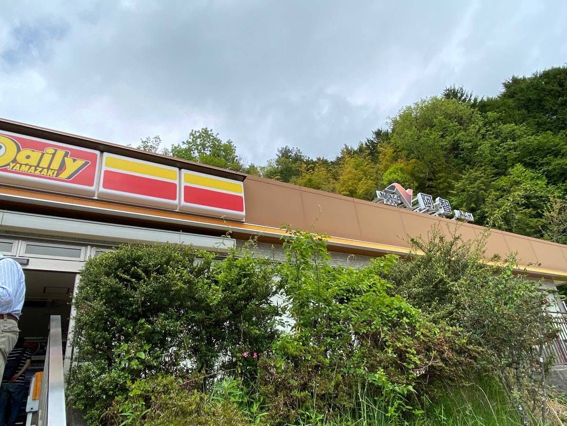 ただいま阿智PAにてスニーカーの落とし物がありました。
心