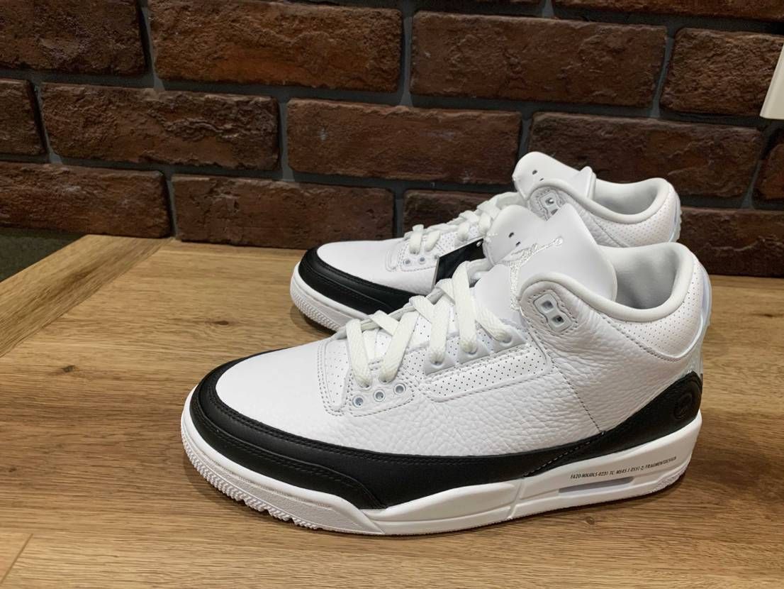 あれ？
26、5cm当選したのに28、5cm届いた！
って、氏名が俺じゃない