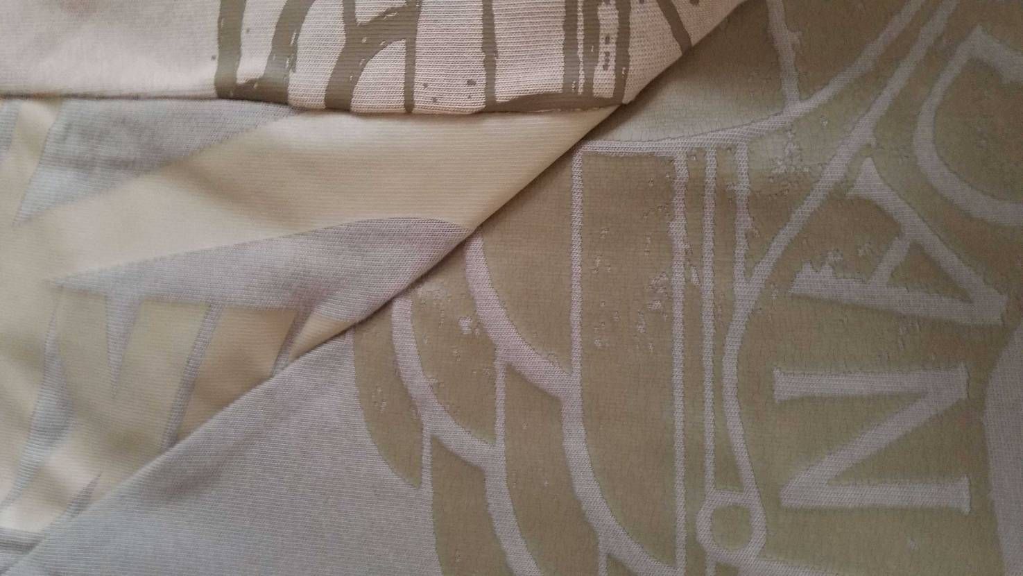 トラヴィスのTシャツをここで買ったんですけど
このTシャツの背中部分のプリントは