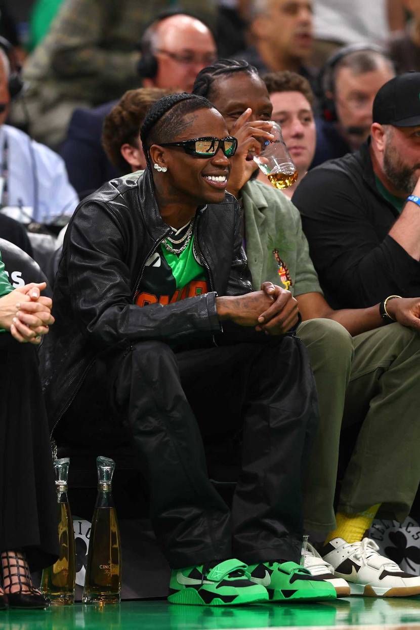 スニーカーに目が行きがちだけどトラビスが着てるユニフォーム昔のヴェルディのですね