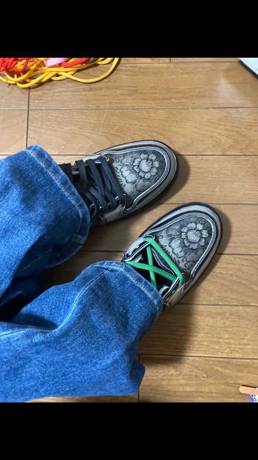 シューレース模索3日目
勧められたグレーもやっぱり捨て難い...!