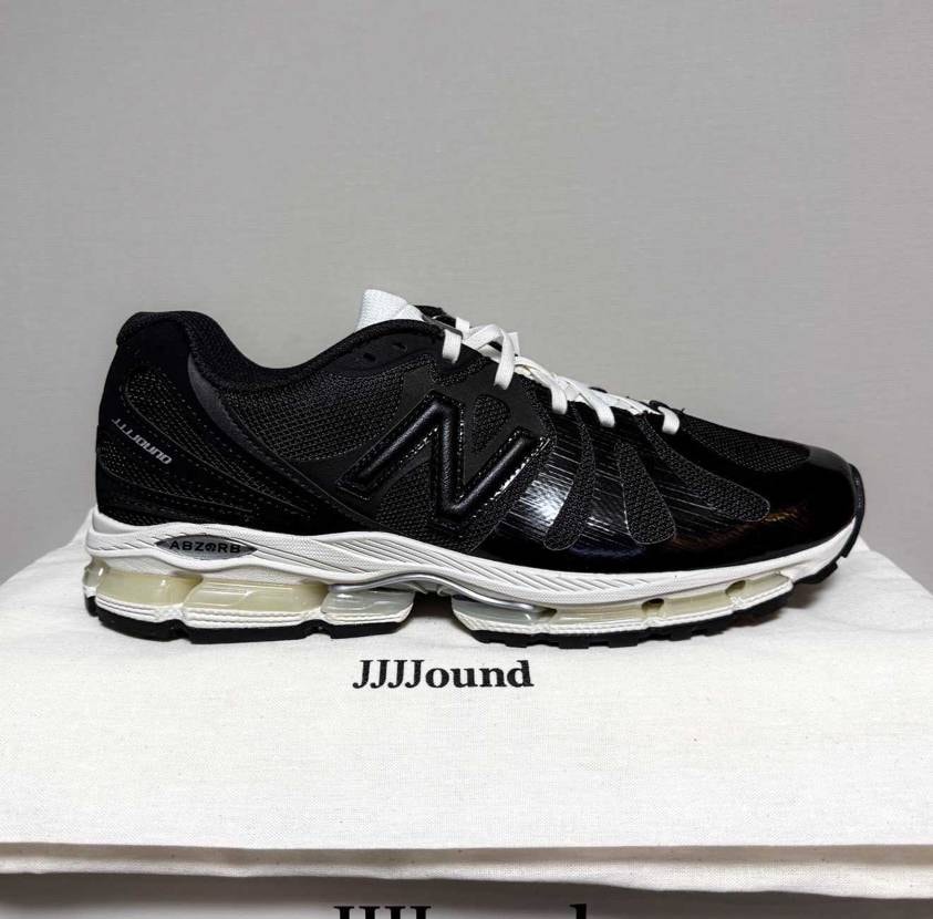 爆速で到着。
Nロゴのレザーの質感、とてもよい。