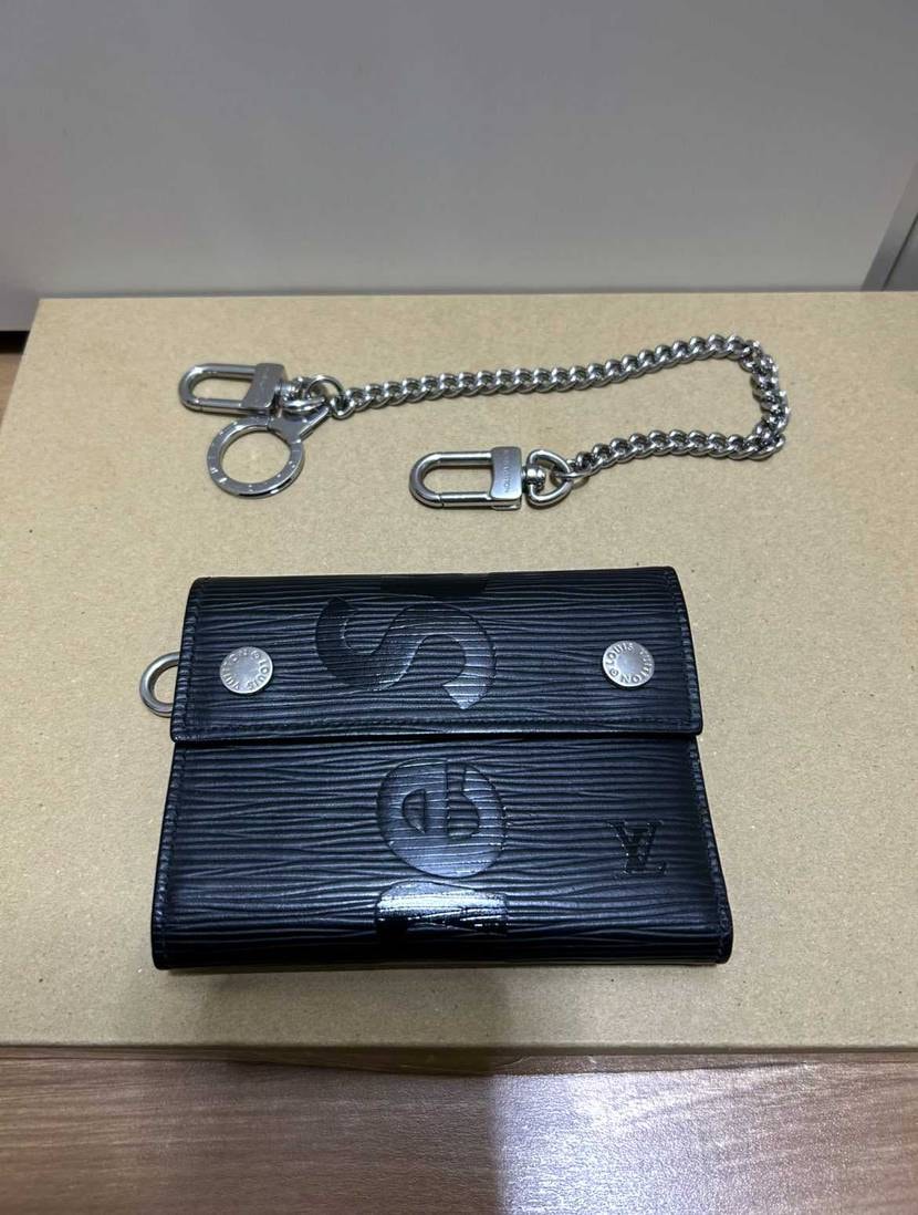 supreme louis vuitton 
美中古 財布出品中！