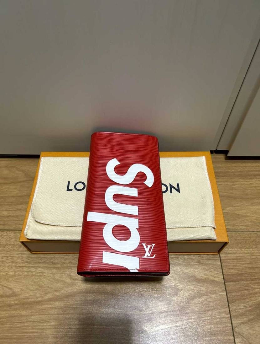 SUPREME  LOUIS VUITTON 
長財布 中古欄出品中