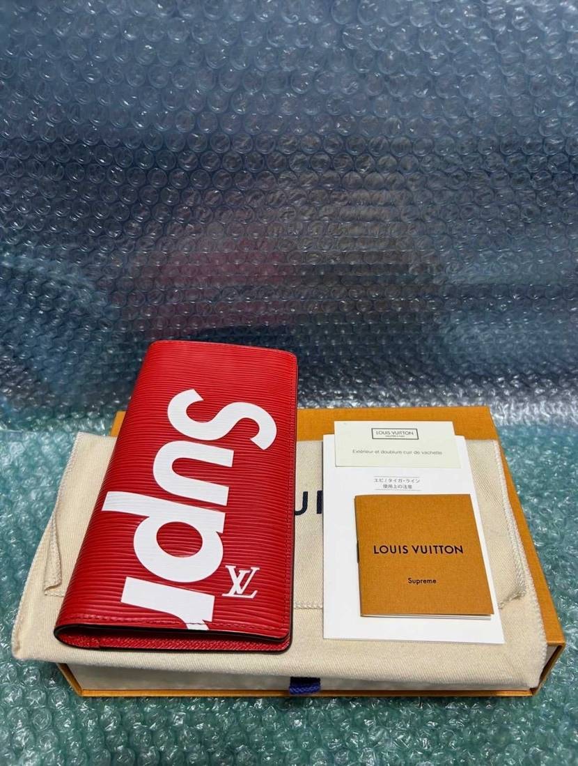 値下げしました。
ルイヴィトン シュプリーム長財布
一度のみ使用、中古欄出品