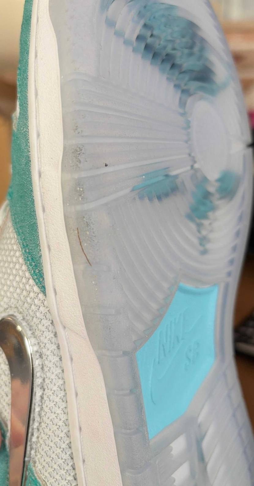 スニダンで届いて箱開けたらこんな汚れと日焼けの黄ばみが鑑定通