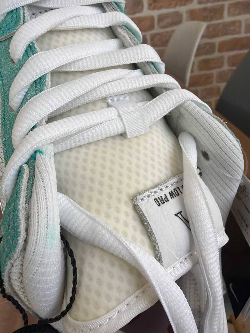 スニダンで届いて箱開けたらこんな汚れと日焼けの黄ばみが鑑定通