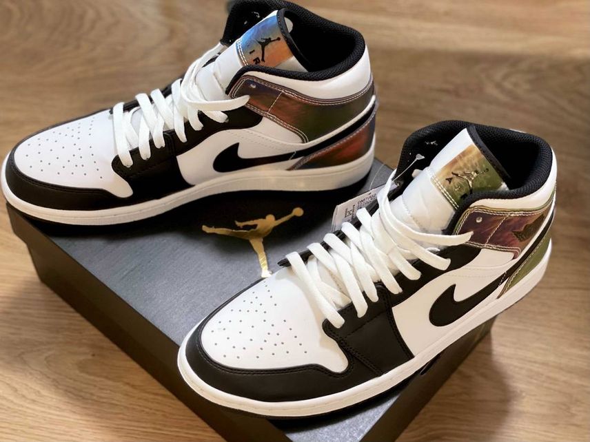 AJ1はhighかlowしか履いたことなく、初めてのMid。ギミックで攻めてるよ