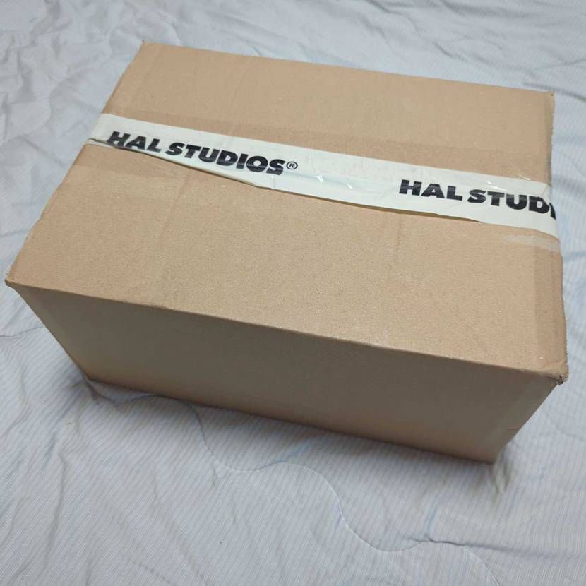 公式から届きました!!
もっと白っぽいのかと思ってましたが
グレーよりの白で
